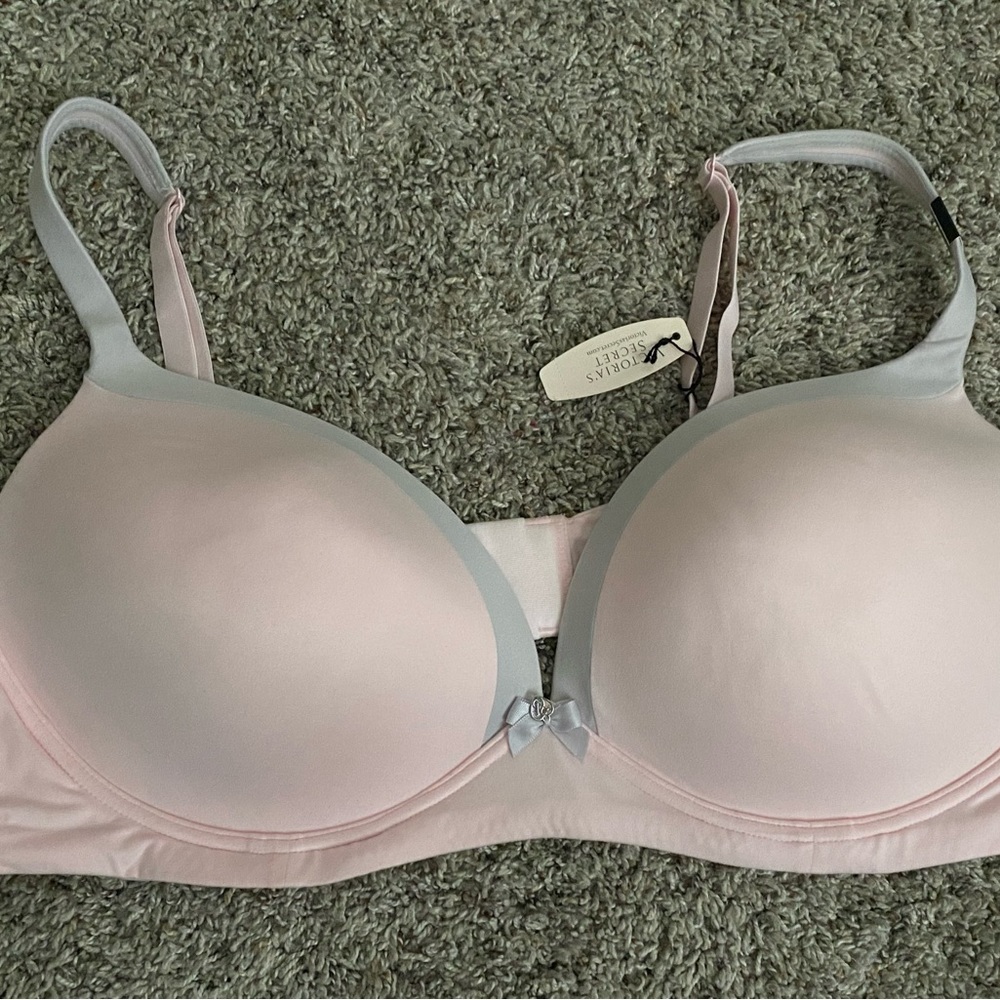New lot of 2 Victoria’s Secret bras 40D